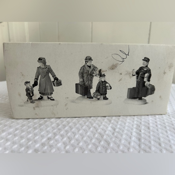 Department 56 “Going Home For The Holidays” - Picture 4 of 6